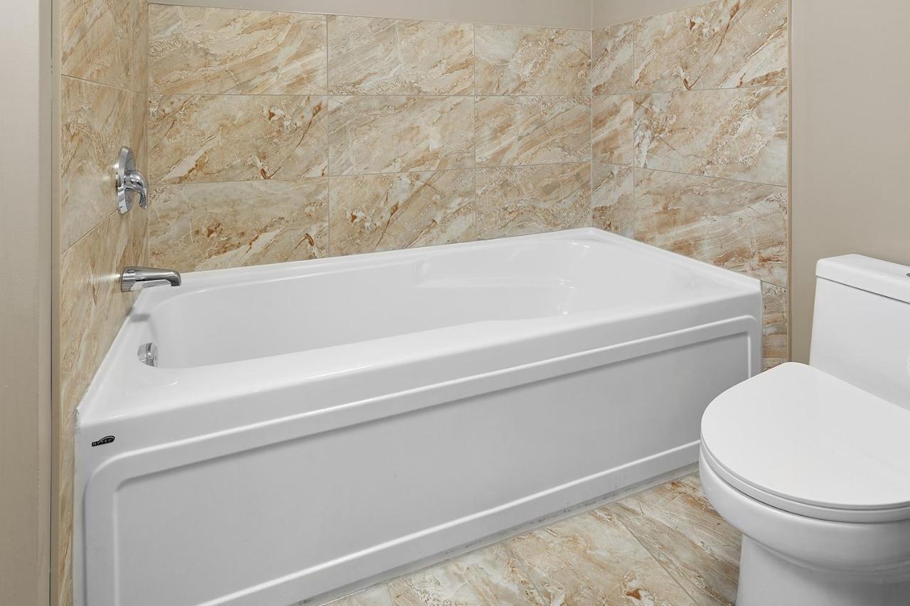 Вилла Mountain View Escape With Open Hot Tub, Views!! Канмор Экстерьер фото